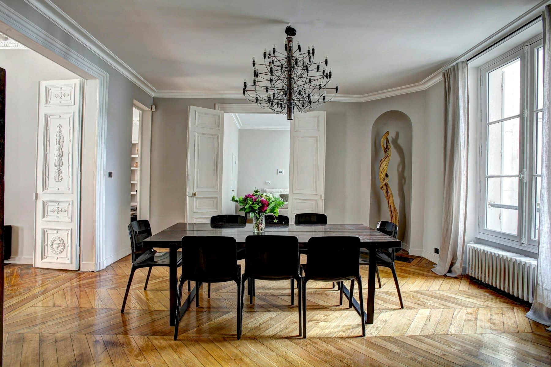 Intérieur chaleureux, parquet en point de Hongrie et lustre ancien
